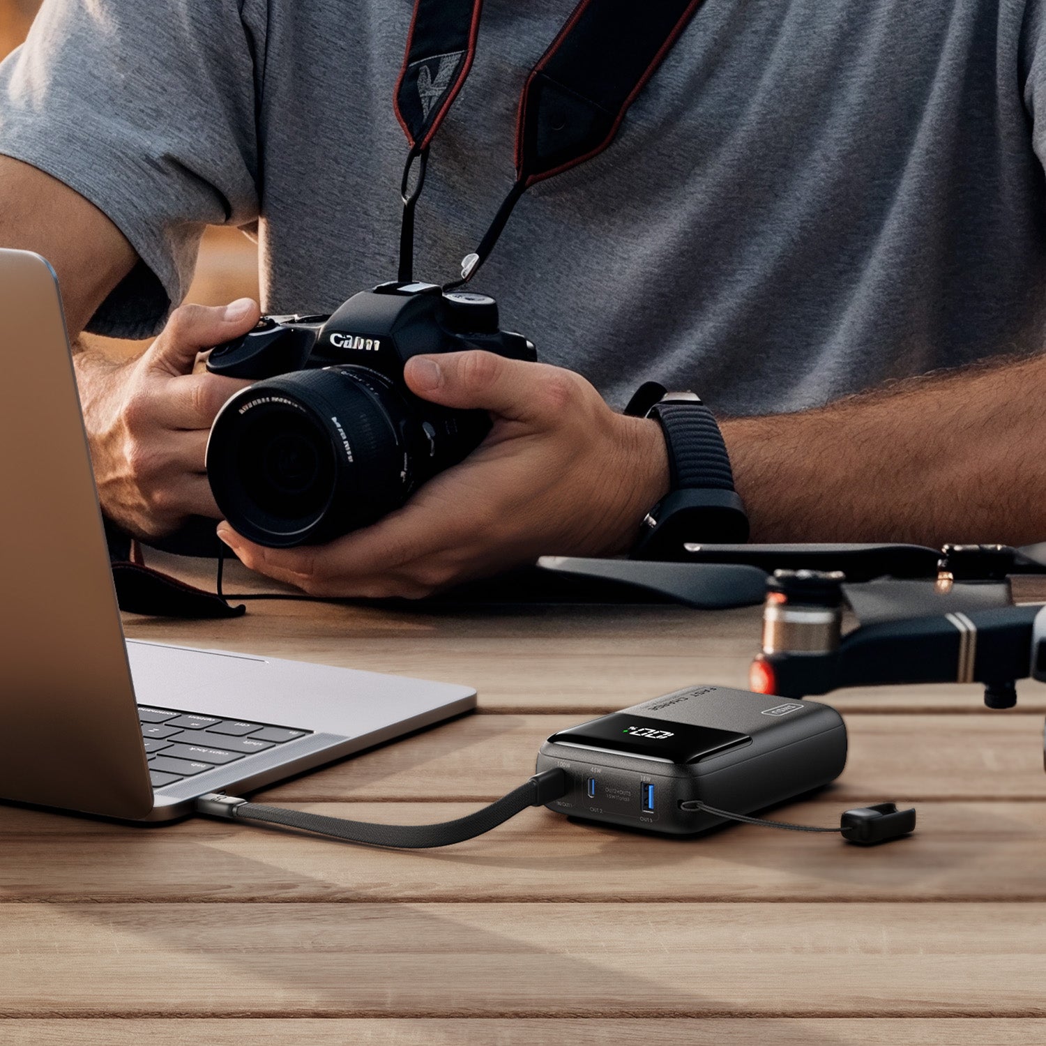 INIU Cougar P63-E1 Power Bank charging devices. 100W fast charge, ideal for travelers and creators.